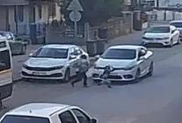 Bursa'da otomobilin çarptığı anne- oğul yaralandı; kaza kamerada