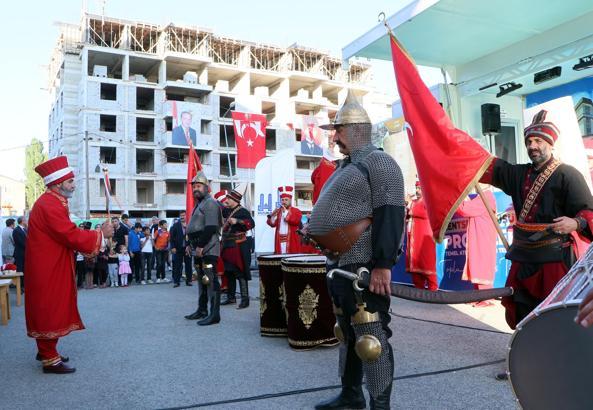 Erzurum'da mehteran takımının seslendirdiği hücum marşının ardından temel atıldı, anahtar teslimi yapıldı