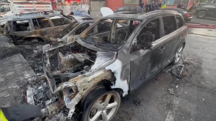 İstanbul - Ataşehir’de sanayi sitesinde çıkan yangında çok sayıda araç yandı