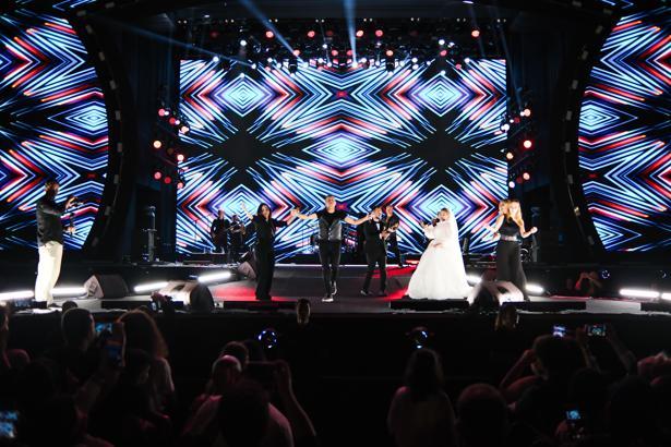 Haluk Levent, yeni evli çiftle sahnede çiftetelli oynadı, balayı sözü verdi