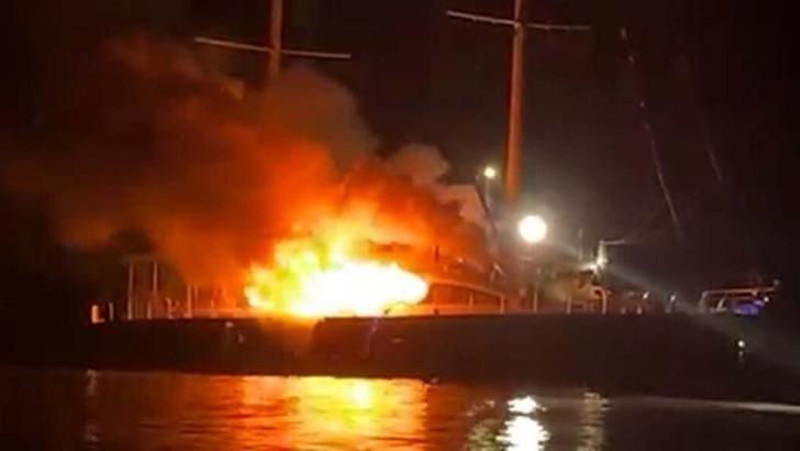 Muğla'da marinada demirli gulet tekne, çıkan yangında battı