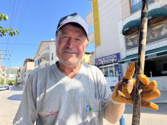 Süpürgeyle temizlik, büyüteçle sanat