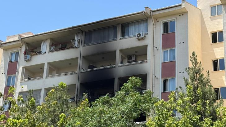 Apartman dairesinde çıkan yangında 3 kişi dumandan etkilendi