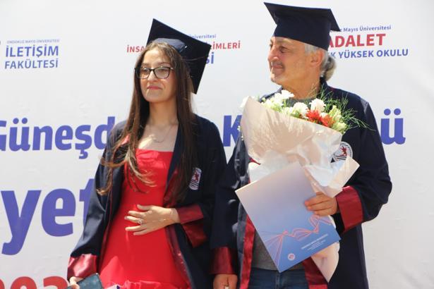 Kızının mezuniyetinde babasına da sürpriz yaptılar