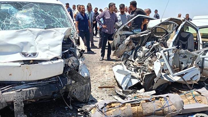 Otomobil ile hafif ticari araç çarpıştı: 4 ölü, 1 yaralı