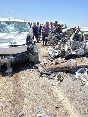 Otomobil ile hafif ticari araç çarpıştı: 3 ölü, 2 yaralı