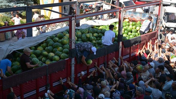 Ücretsiz dağıtılan 26 ton karpuz 45 dakikada bitti