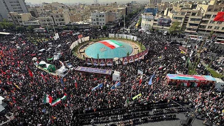 İsrail’in saldırılarında hayatını kaybeden komutanlar ve bilim insanları için Tahran’da cenaze töreni düzenlendi