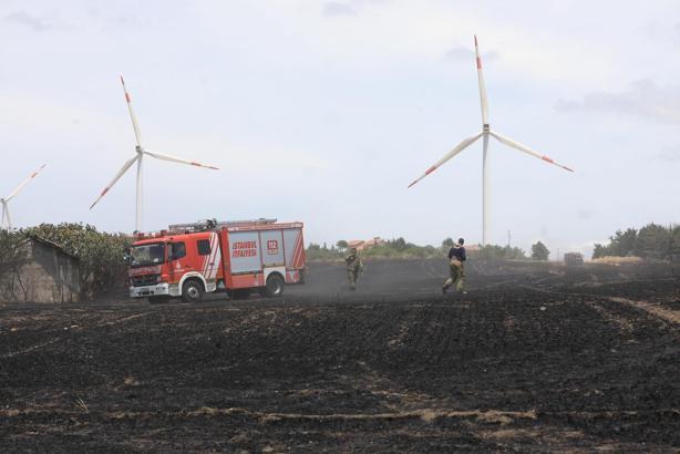 İstanbul- Silivri'de 2 ayrı noktada çıkan yangın büyümeden söndürüldü