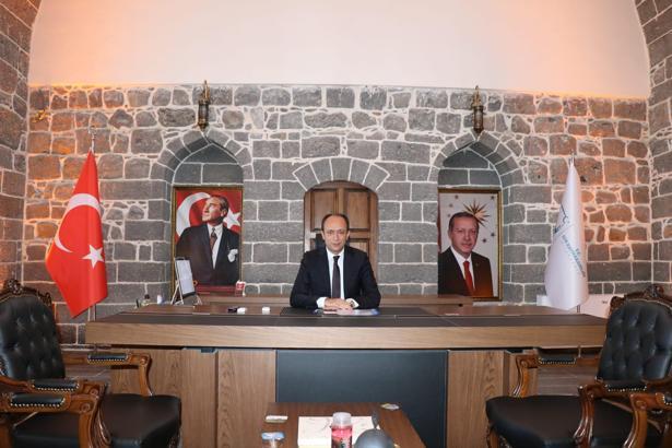 Araması yapılan Sur Kaymakamı Asım Solak, kentten ayrıldı