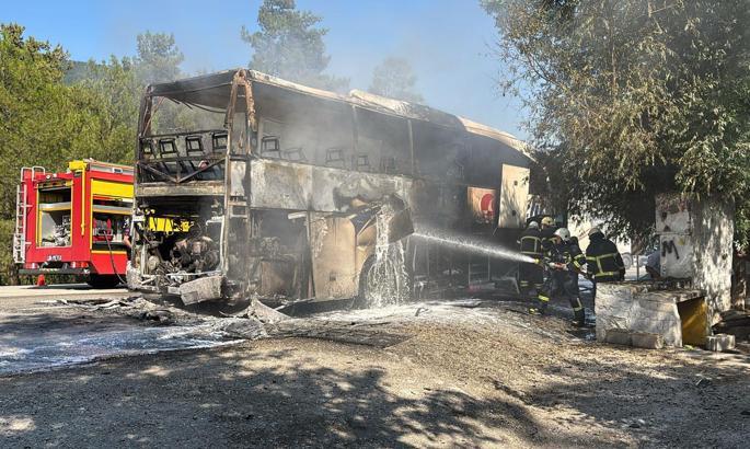Seyir halindeyken alev alan yolcu otobüsü yandı