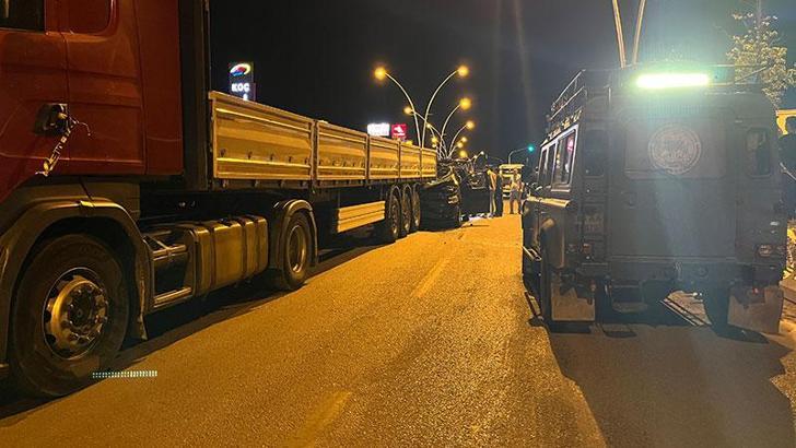 Çankırı’da polis özel harekat öğrencilerinin bulunduğu hafif ticari araç, TIR’a çarptı; 2 ölü, 3 yaralı