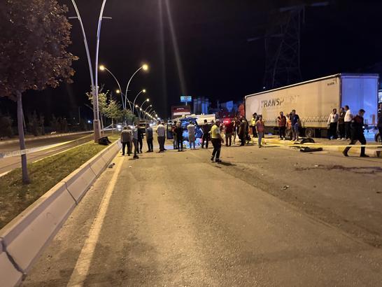 Çankırı’da polis özel harekat öğrencilerinin bulunduğu hafif ticari araç, TIR’a çarptı; 2 ölü, 3 yaralı
