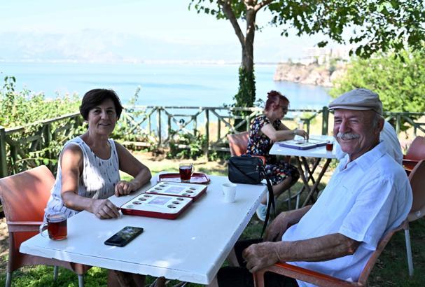 Kıdemli kent sakinleri mangalada kapıştı