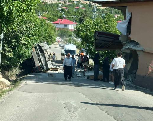Eve çarpıp devrilen kamyonun sürücüsü öldü