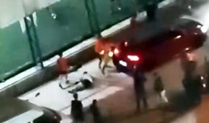 İstanbul - Avcılar'da halı sahada kavga: Önce bıçakladılar sonra ezmeye çalıştılar