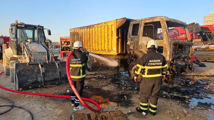 Mardin’de park halindeki hafriyat kamyonu yandı