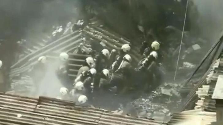 Esenyurt'ta bebek bezi fabrikasında çıkan yangın söndürüldü; 1 itfaiye eri yaralandı