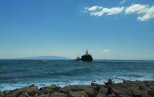 Tekirdağ'da karaya oturan kuru yük gemisi kurtarıldı