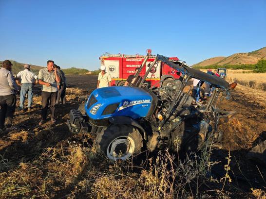 Tarlada çıkan yangın traktöre sıçradı