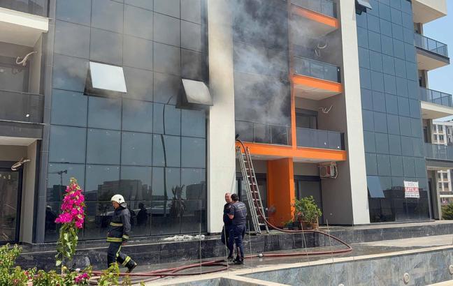 Evde çıkan yangında yaralandı