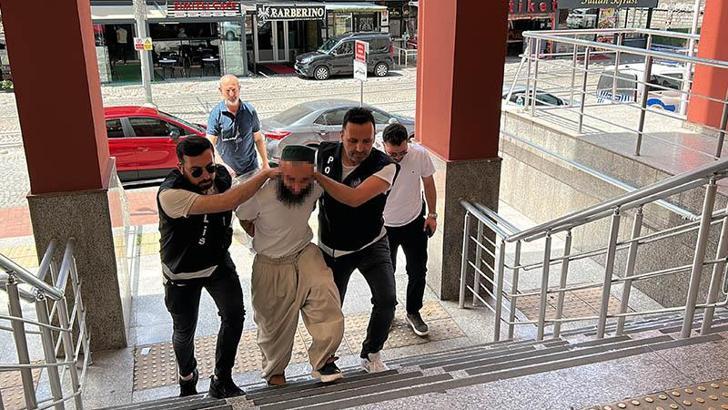 Okul bahçesine girip kılıçla çocukların topunu keserek Atatürk'e hakaret eden şüpheli tutuklandı