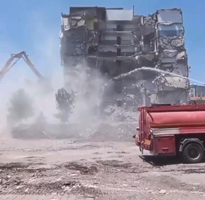 Kontrollü yıkım sırasında 8 katlı bina çöktü; o anlar kamerada