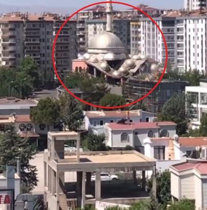 Diyarbakır’da depremde hasar gören 22 yıllık camide kontrollü yıkım