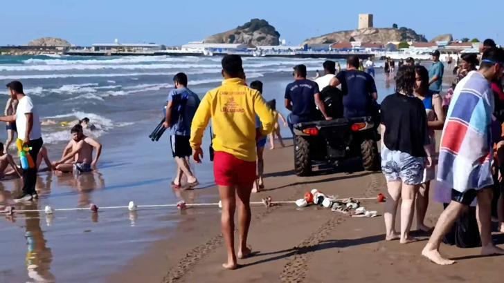 İstanbul - Şile'de cankurtaranların uyarılarına aldırmadan denize girmeye devam ettiler