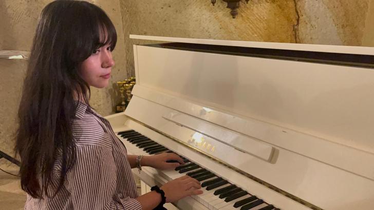 Depremde annesi ve kardeşini kaybeden Dicle, piyano yarışmasında bestesiyle birinci oldu