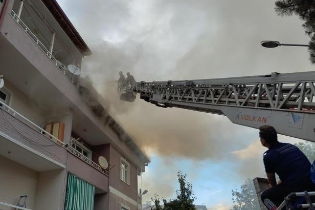 İki katlı binanın çatısında yangın