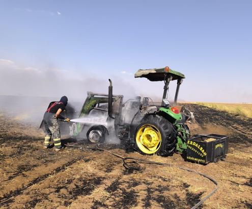 Mardin'de tarlada yanan traktör, kullanılamaz hale geldi