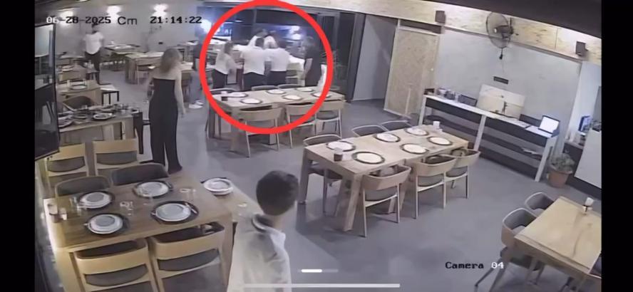 Adana'da restoran sahibinin, müşteriyi Heimlich manevrasıyla kurtardığı anlar kamerada