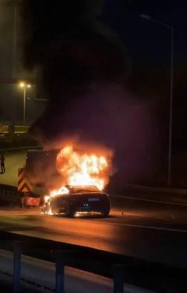 İstanbul - Bahçelievler’de alev alev yanan otomobil kullanılamaz hale geldi