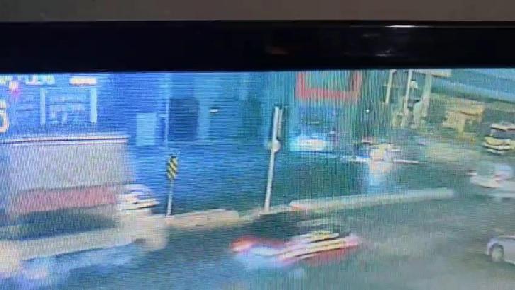 İstanbul - Avcılar'da hafif ticari aracın direğe çarptığı anlar kamerada; 3 yaralı