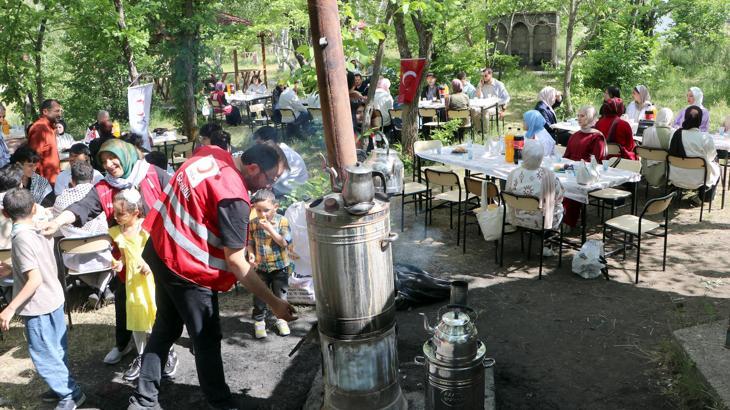 Okullar tatil oldu ama Gazzeli öğrenciler ülkelerine dönemedi