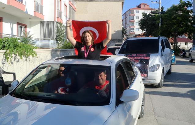 Avrupa şampiyonu Begüm, memleketinde davul zurnayla karşılandı