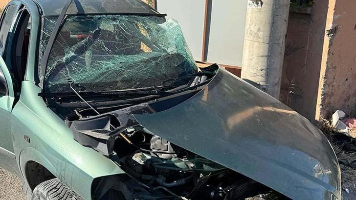 Elektrik direğine çarpan otomobilin sürücüsü öldü