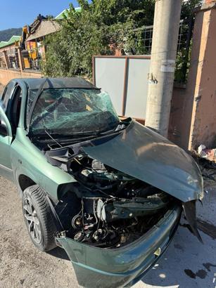 Elektrik direğine çarpan otomobilin sürücüsü öldü