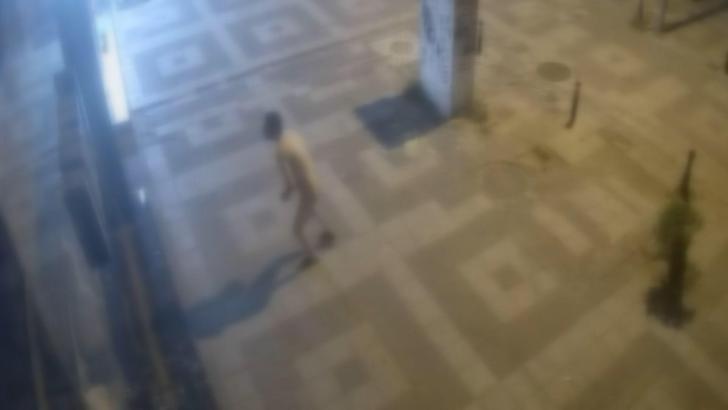 İstanbul-Bakırköy'de çok sayıda banka ve iş yerlerinin camlarını taşla kıran şüpheli yakalandı