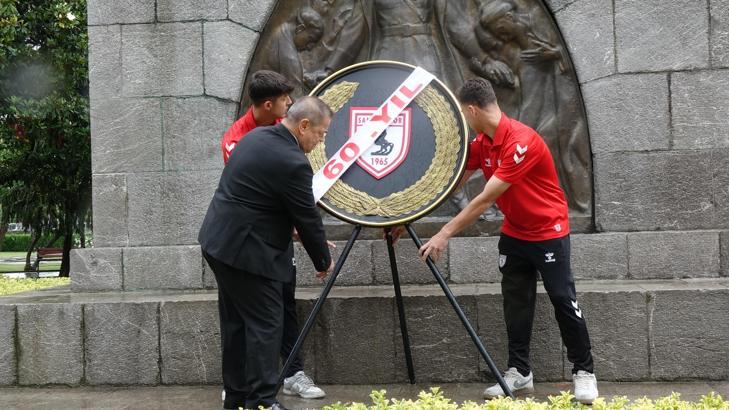 Samsunspor, kuruluşunun 60’ıncı yılında Atatürk Anıtı’na çelenk bıraktı