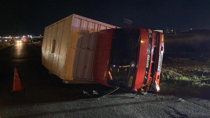 Tekirdağ’da otomobille çarpışan kamyonet devrildi