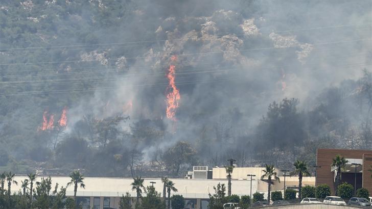 Bodrum’da maki yangını; AVM tahliye edildi