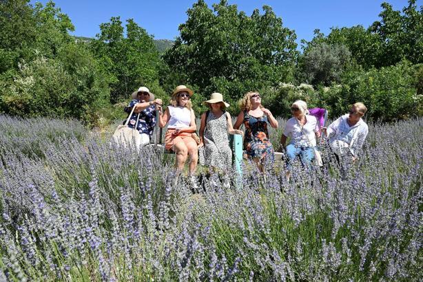 Kemer'de 'Mor turizm' başladı