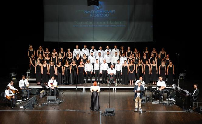 Hatay Nazım Hikmet Korosu, depremden etkilenen çocuklar için sahne aldı