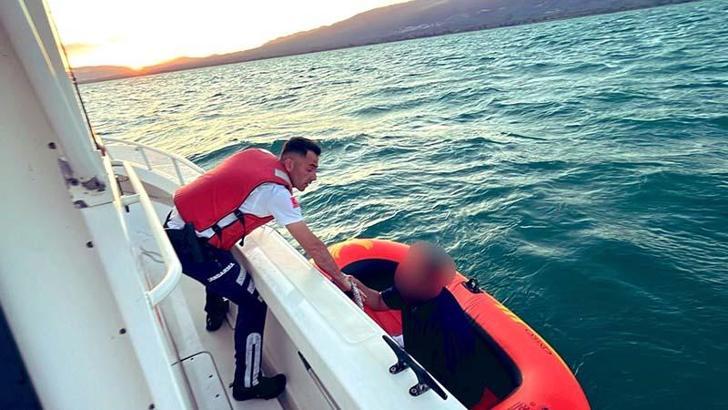 Şişme botuyla İznik Gölü'nde akıntıya kapılıp mahsur kalan tatilci kurtarıldı