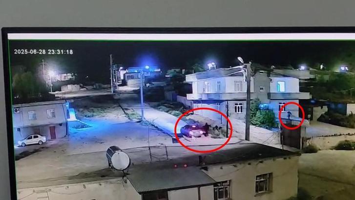 Evinin bahçesindeki kadının husumetlileri tarafından öldürüldüğü silahlı saldırı kamerada