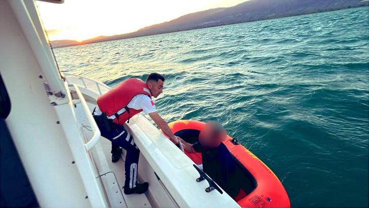 Şişme botuyla İznik Gölü'nde akıntıya kapılıp mahsur kalan tatilci kurtarıldı