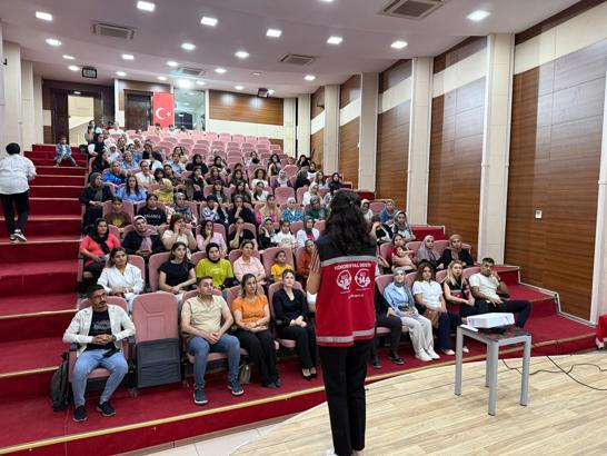 Silopi’de kurumların işbirliği ile 'Koruyucu Aile Olmak' seminerİ verildi