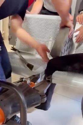 Bacağı sandalyede sıkışan çocuğu itfaiye kurtardı